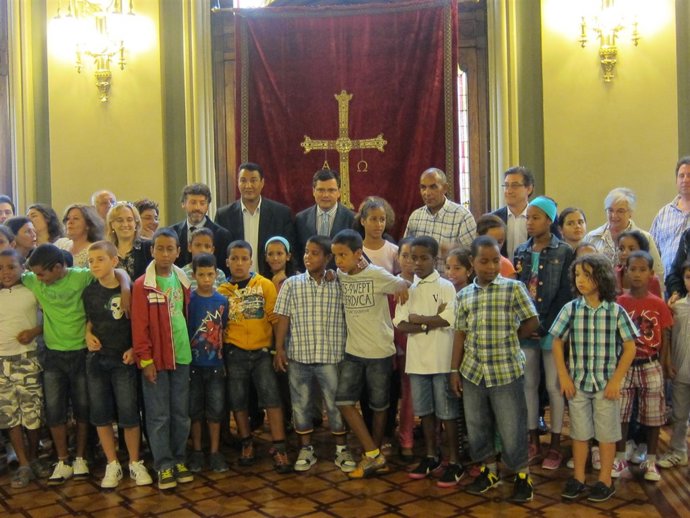 Pedro Sanjurjo con los niños saharauis