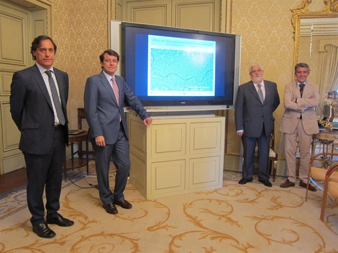 Fernández Mañueco, junto a los concejales de Fomento, Tráfico y Medio Ambiente.