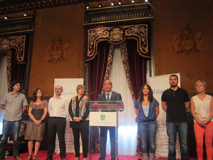 Martin Garitano, acompañado de todos los diputados del Gobierno