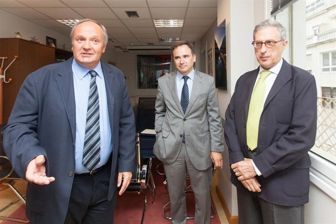 El consejero de Medio Ambiente con los presidentes de la CHE y CHC