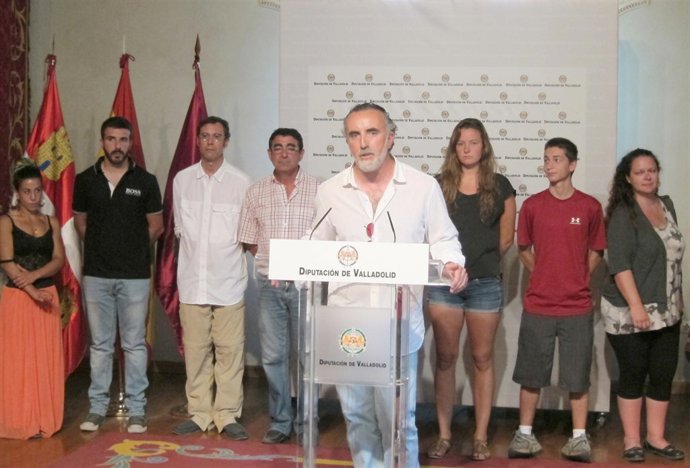 El director del yacimiento, Carlos Sanz, junto a los alumnos extranjeros