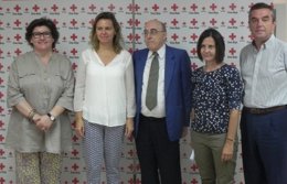 Los responsables del Consell y Cruz Roja, durante la visita. 