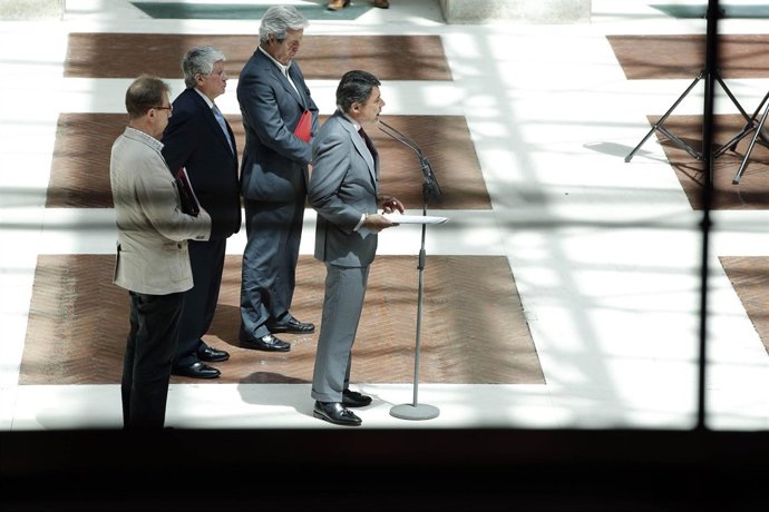 González con los representantes de los sindicatos y la patronal madrileña
