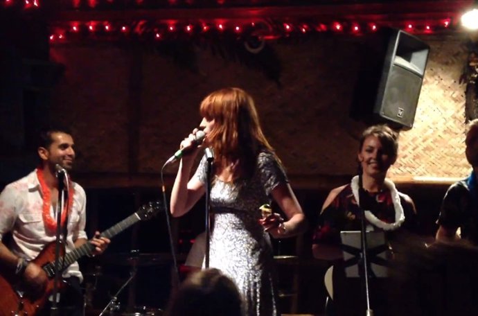 Florence borracha cantando Get Lucky