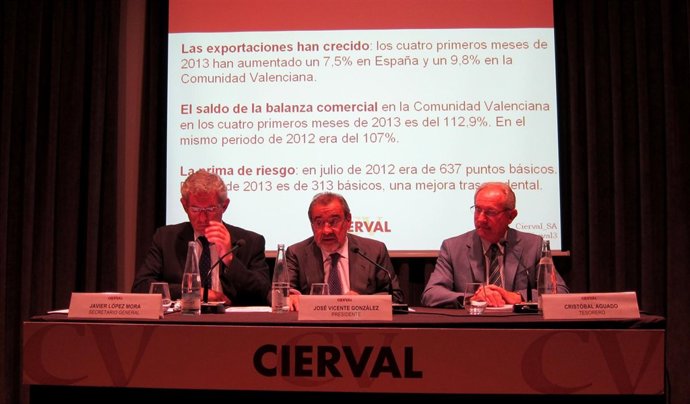 Asamblea General de Cierval con González en el centro