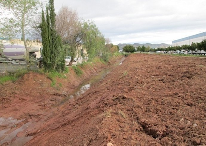 Arroyo en el polígono industrial La Huertecilla