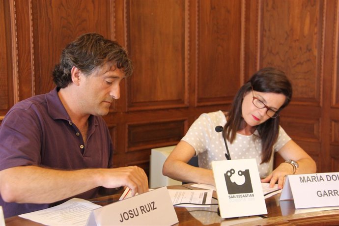 Josu Ruiz en la firma del convenio con Auzoa
