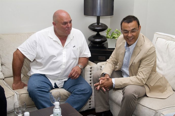 El presidente de la Diputación de Huelva, Ignacio Caraballo, con Alex Castro.