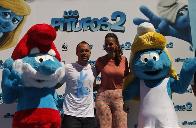 Iniesta y Eva González en la presentación de Los Pitufos 2