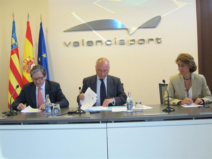 Aznar, en el centro, en la rueda de prensa del Consejo de Administración de APV