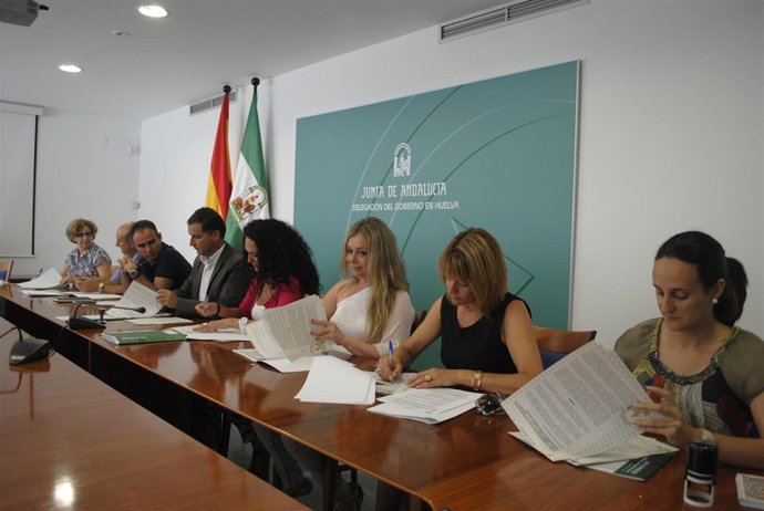 Firma del programa de ayudas a menores en la Junta en Huelva.