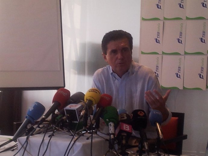 Jaume Matas en la rueda de prensa en la Còlonia de Sant Jordi