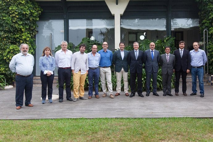 Imagen del encuentro entre la Consejería de Turismo y la AEHC