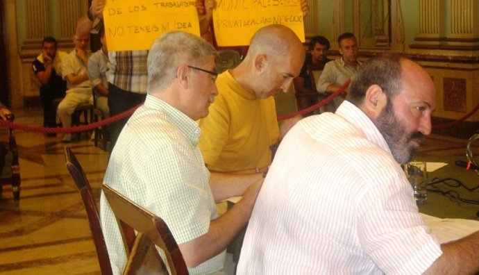 El portavoz de IU en el Ayuntamiento de Huelva, Pedro Jiménez, junto a concejale