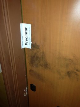 Piso precintado por el homicidio de una mujer china