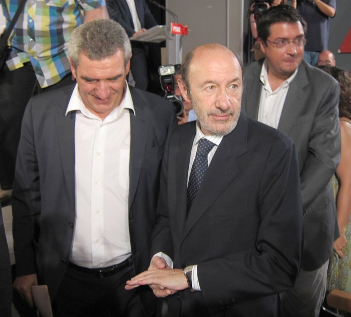 Pérez Rubalcaba junto a Julio Villarrubia y Óscar López