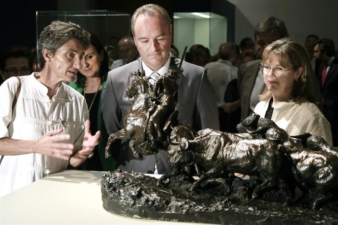 Fabra observa una muestra de la exposición