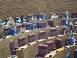 Escaños vacíos en las Corts, entre ellos el De Miguel 