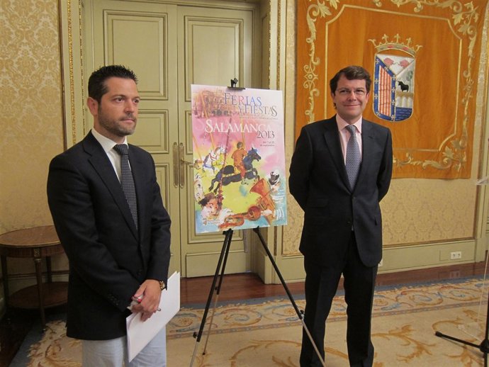 El alcalde y el concejal con el cartel de fiestas