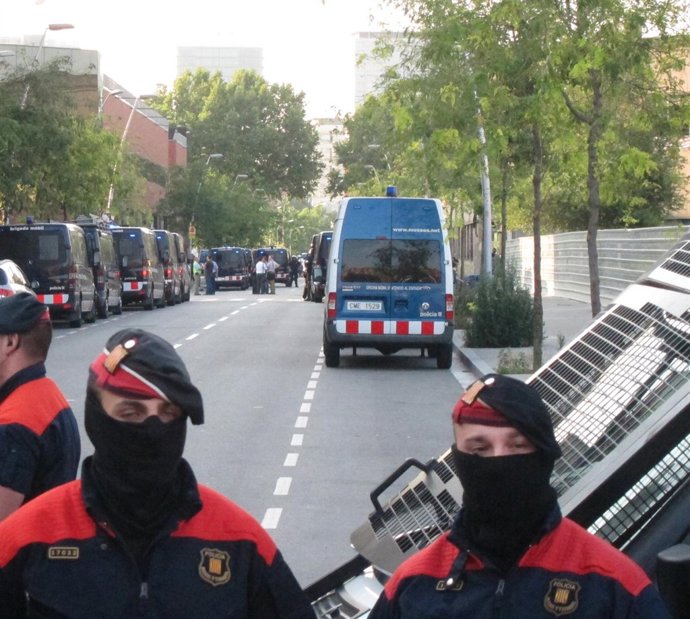 Desalojo de las naves del Poblenou