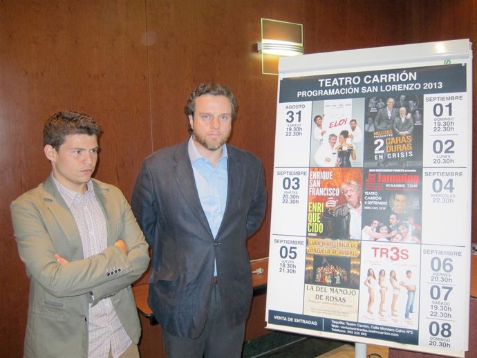 David Camín (I) y Luis Muñoz (D) posan junto a la programación de Fiestas