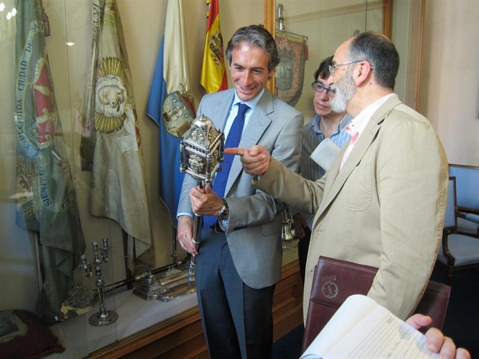 De la Serna y Casado Soto con una de las piezas