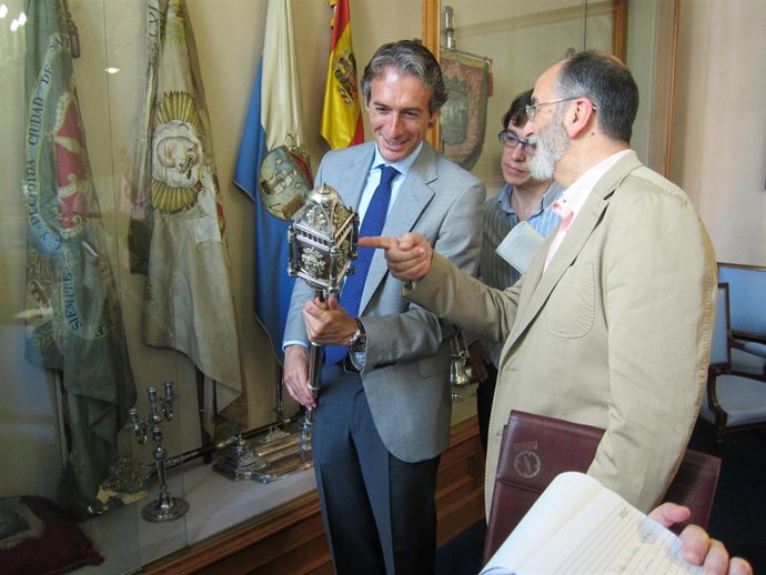 De la Serna y Casado Soto con una de las piezas