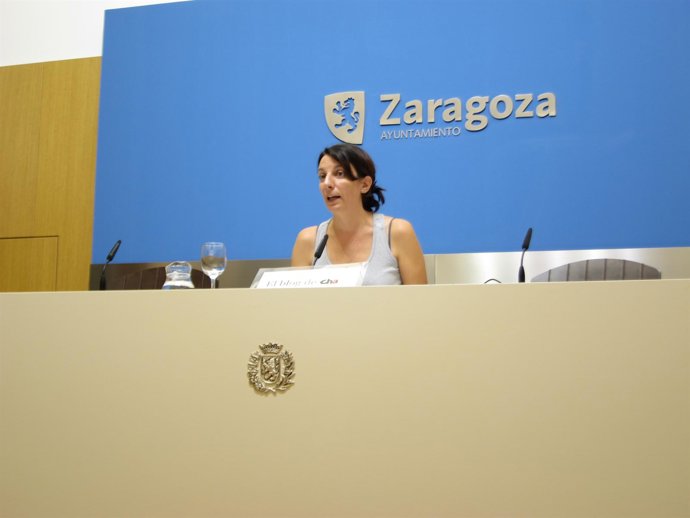 La concejal de CHA, Leticia Crespo, en el Ayuntamiento de Zaragoza