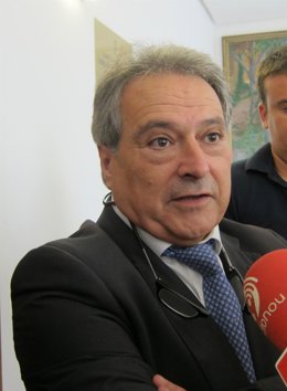 Alfonso Rus atendiendo a los medios de comunicación 