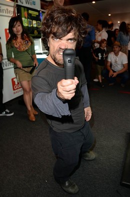 El fiero aspecto de Tyrion Lannister jugando con Wii U en la Comic-Con