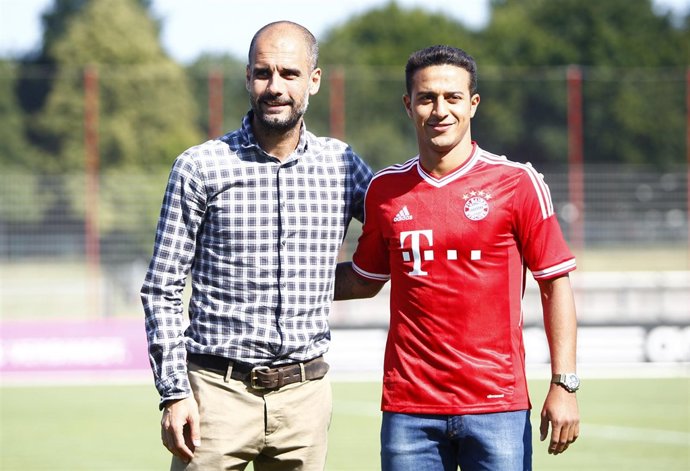 Thiago Alcántara con Pep Guardiola en su presentación