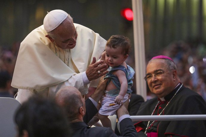El Papa Francisco besa a un niño en la JMJ de Brasil