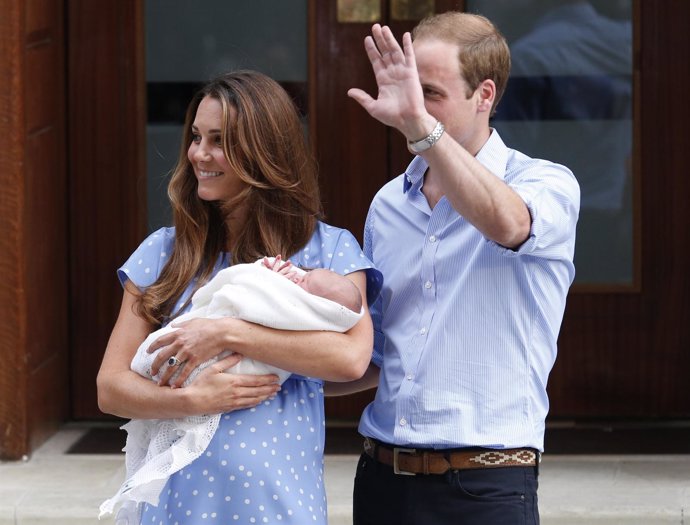 Los duques de Cambridge con su hijo recién nacido