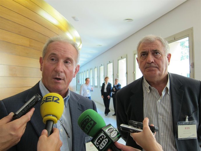 Aguado y Mampel atendiendo a los medios