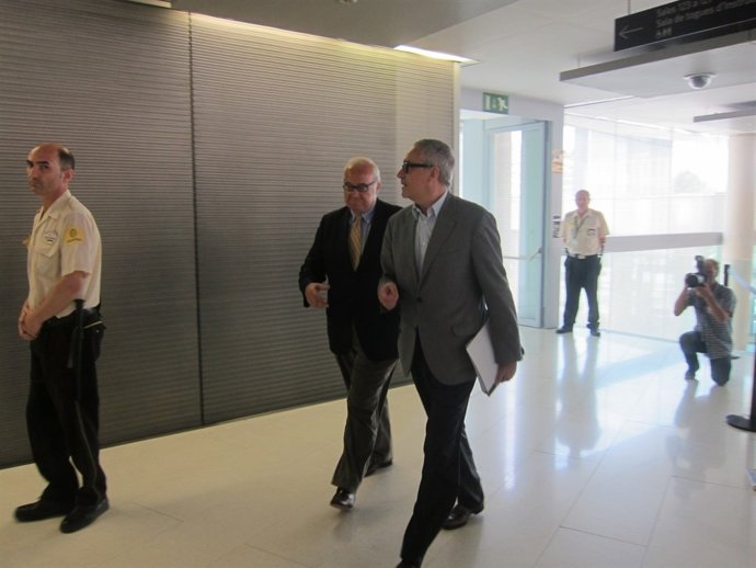 El expresidente del Ics Josep Prat y su abogado, Javier Melero