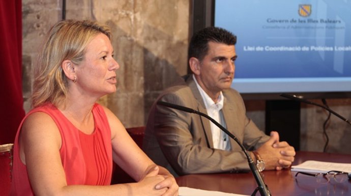 Núria Riera y el director general de Interior