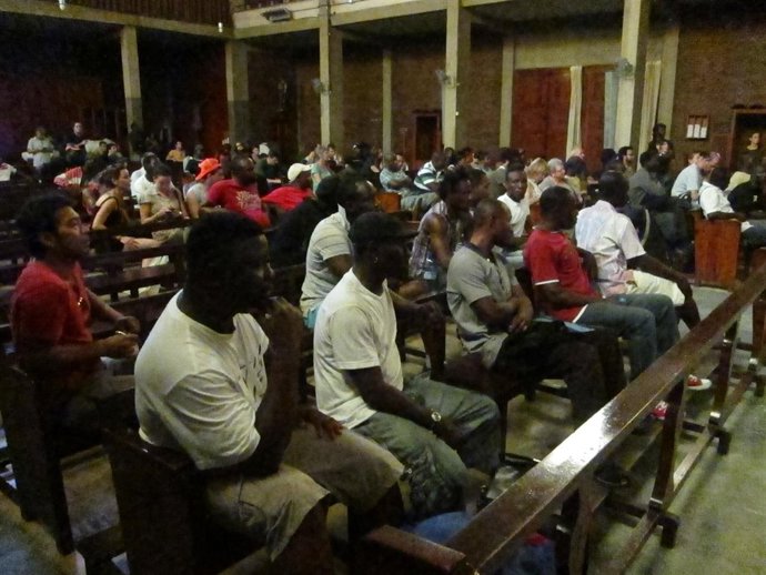 Desalojados de naves del Poblenou en la iglesia de Sant Bernat Calbó