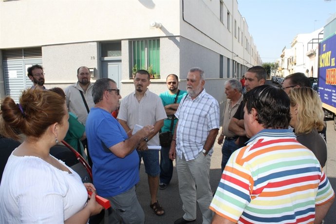 Torrijos junto a vecinos de la zona