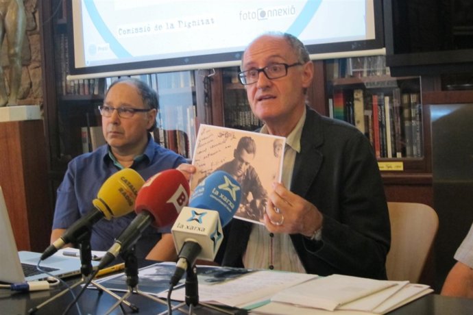 Josep Cruanyes enseñando una fotografía de Francesc Boix