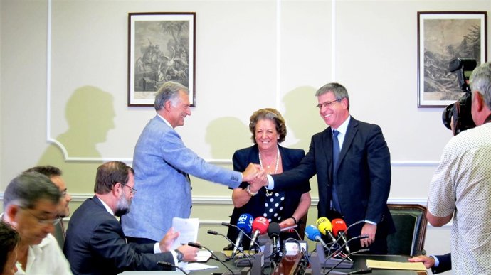 Firma del convenio con Expogrupo