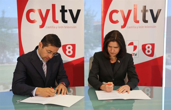 Eduardo Álvarez y Kate M. Byrnes, durante la firma del convenio.
