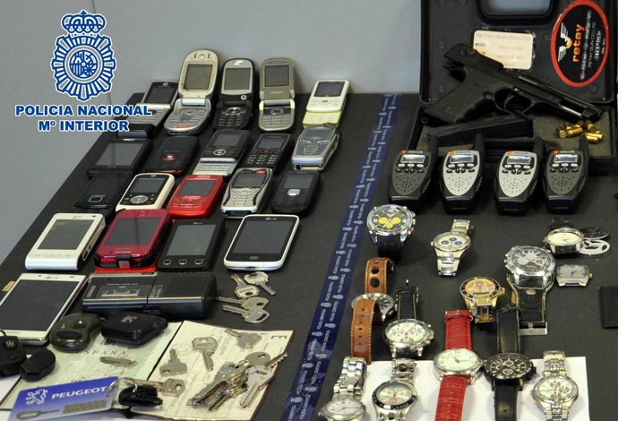 Parte de los efectos intervenidos en la operación policial 