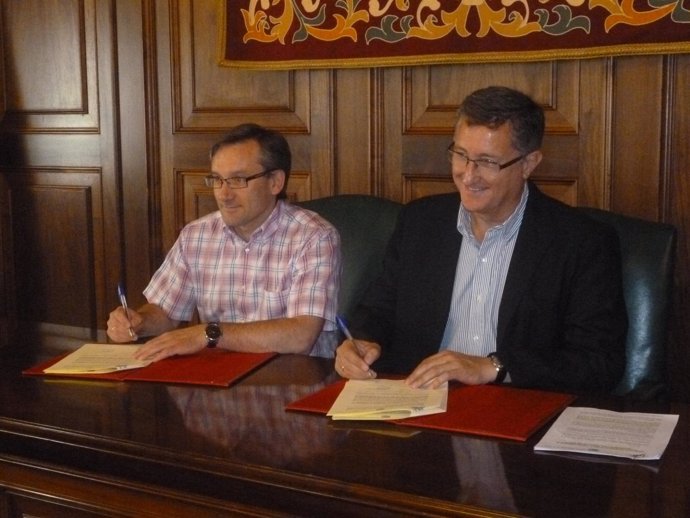 Joaquín Juste y Manuel Blasco en la firma del convenio en Teruel