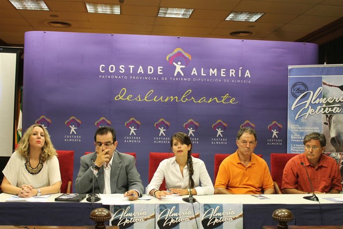 Presentación de actividades de piragüismo en Cabo de Gata