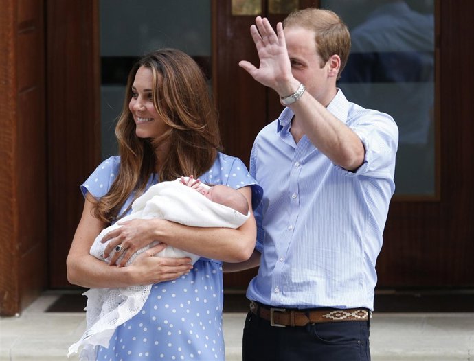 Los duques de Cambridge con su hijo recién nacido