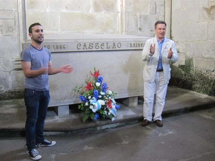 Xavier Vence, a la derecha, en el homenaje a Rosalía de Castro y Castelao