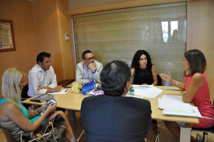 Sandra Fernández en una reunión