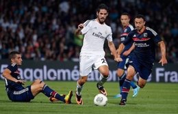 Isco conduce el balón ante el Olympique de Lyon