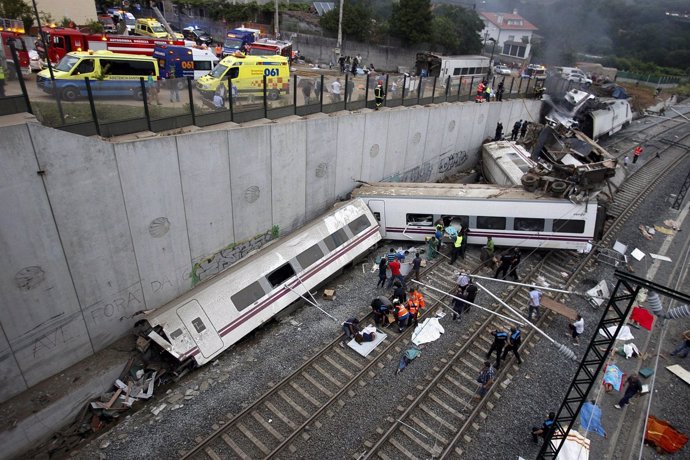 Trabajadores de emergencia sacan a víctimas del tren que descarriló el miércoles