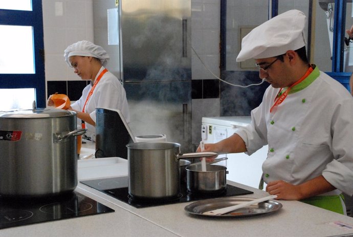 Personas cocinando, trabajando